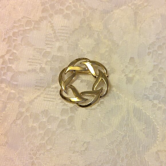Vintage Gold Tone Circle Link Braided Wreath Brooch Timeless VTG Jewelry Pin - Picture 7 of 9